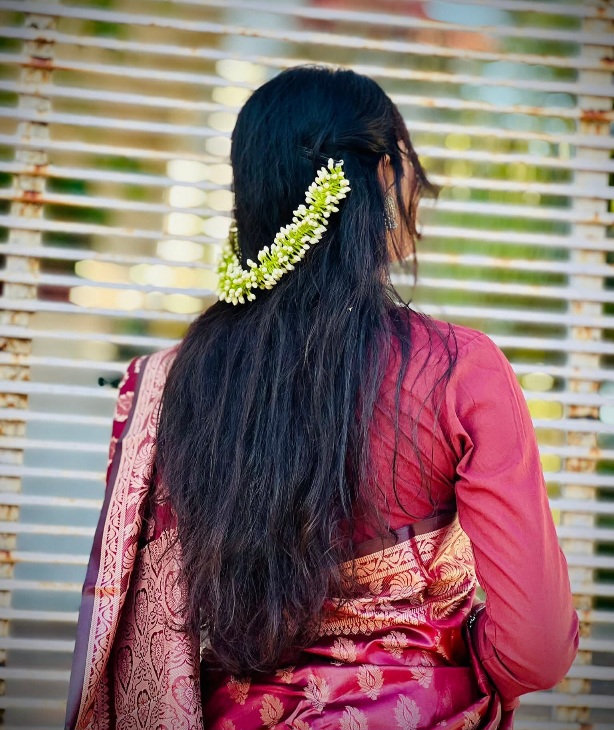 লাল শাড়ি পরে খোঁপায় রজনীগন্ধার ফুলের মালা পারে তুমার জন্য আমার এই অপেক্ষা। 