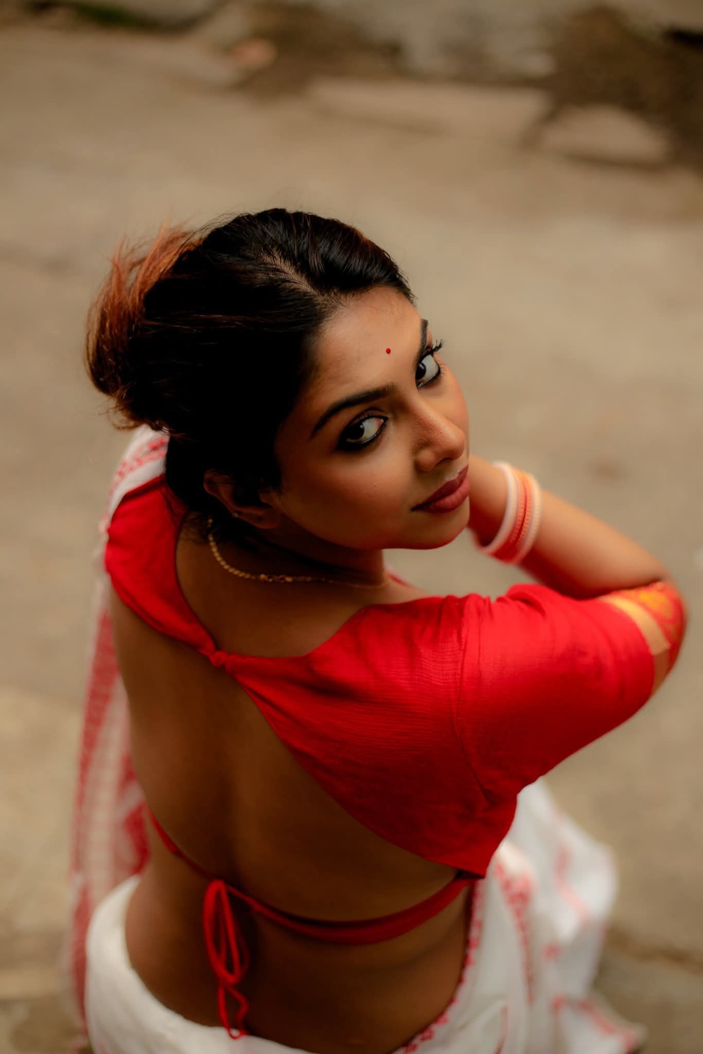 Arpita Saha - Indian Saree Beauty - Indian Saree Sondori - Indian Saree Model - Indian - White Saree Beauty - Indian Backless Blouse Fashion - Red Blouse Lover - Traditional Indian Girl - Indian Girl Image - Indian Saree Lover