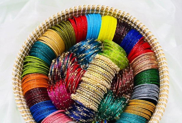 আমার সখের লাল নিল সবুজ ও রং বে রং এর সুন্দর সুন্দর চুড়ি।