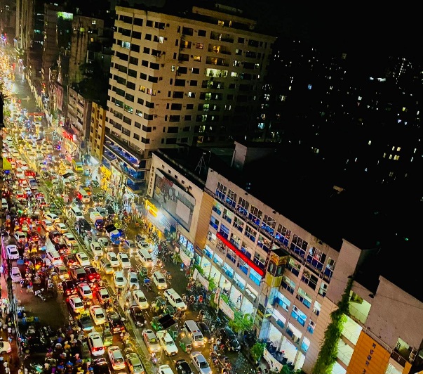 ব্যস্ততম ঢাকা নয়াপল্টনের সন্ধ্যার দৃশ্য।
ঢাকা, বাংলাদেশ।🇧🇩