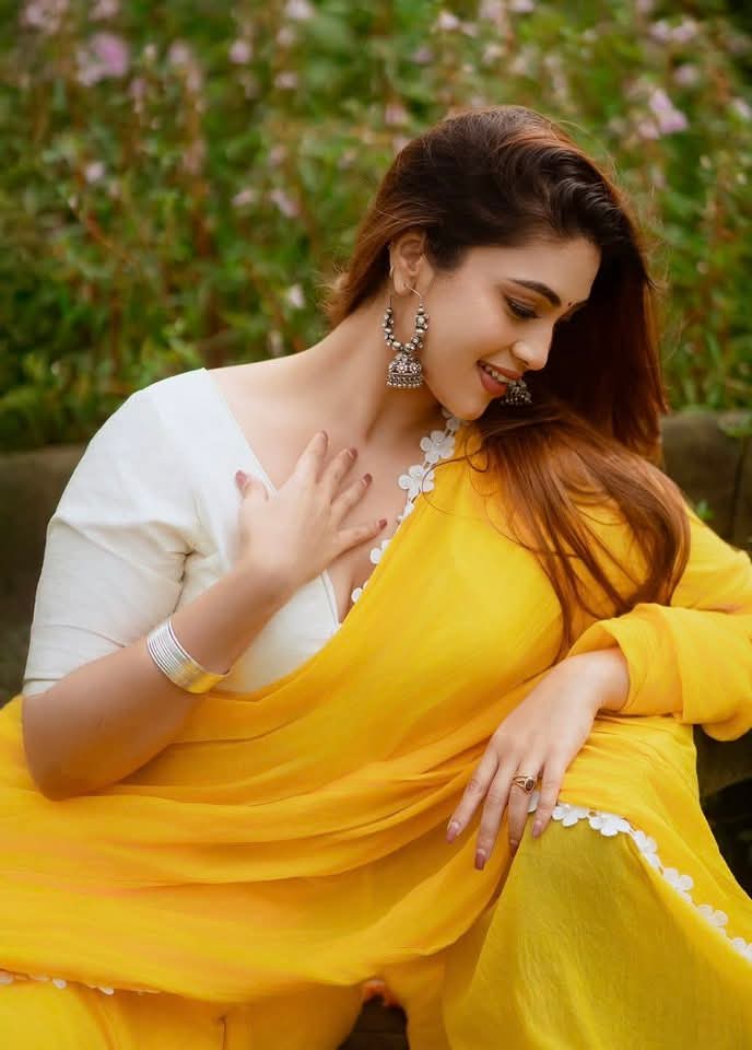 Indian Saree Beauty - Indian Saree Model - Yellow Saree Beauty - White Blouse Fashion - Indian Blouse Design - Indian Girl Photo - Indian Saree Fashion