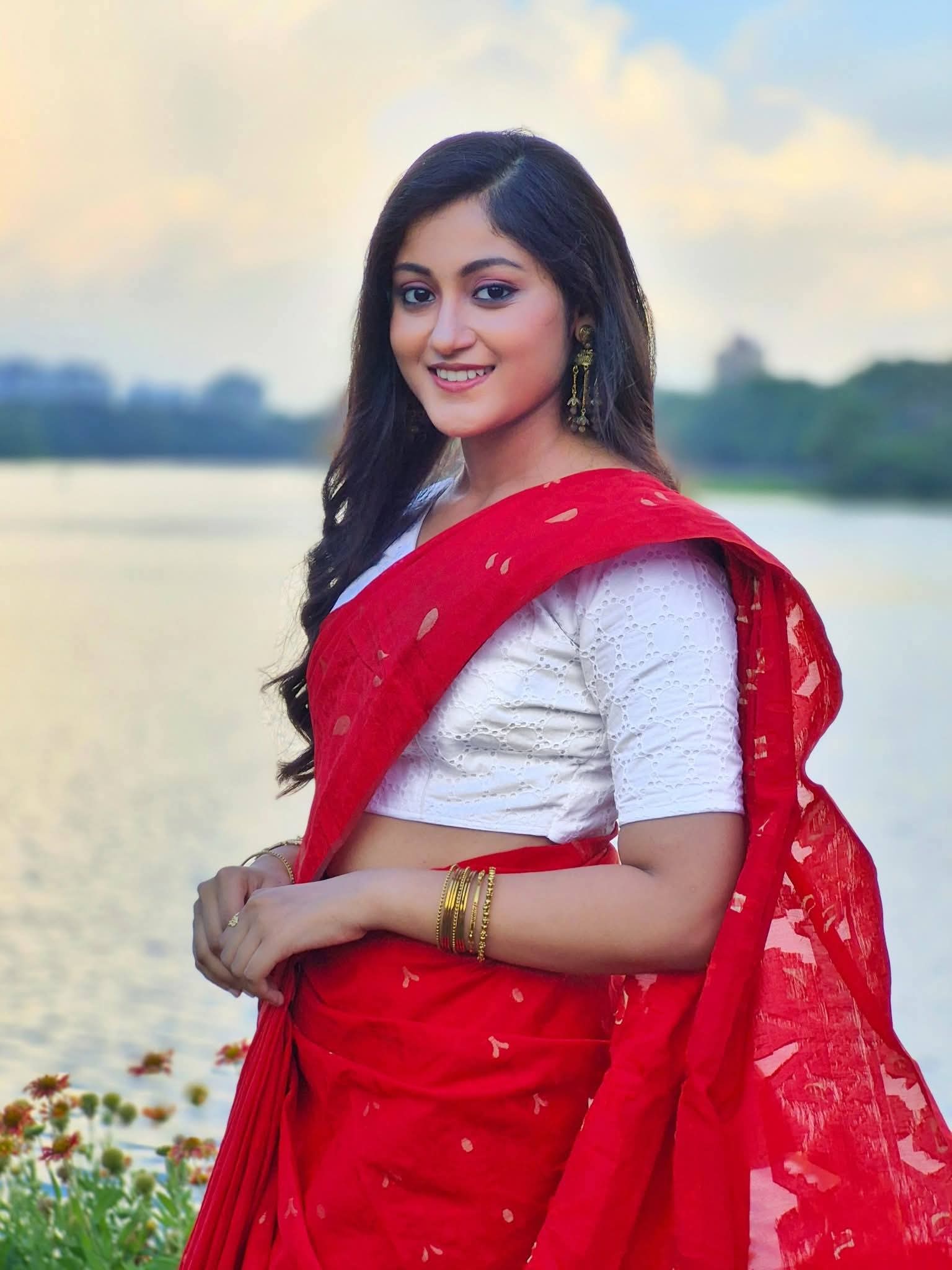 Sakshi Biswas - Kolkata Saree Style - Kolkata Saree Beauty - Red Saree Beauty - White Blouse Fashion - Indian Girl Photo - Kolkata Saree Sondori - Kolkata Saree Lover