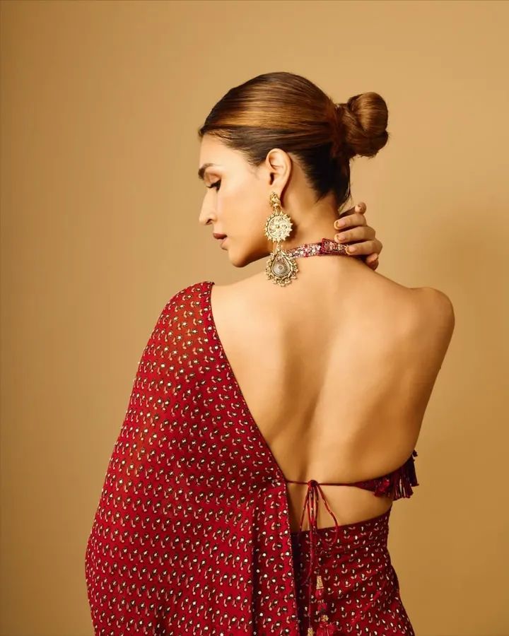 Kriti Sanon - Bollywood Saree Beauty - Bollywood Saree Style - Bollywood Saree Model - Backless Blouse Fashion - Bollywood Hot Actor - Kriti Sanon Hot Photo - Bollywood Red Saree Beauty