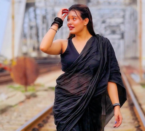 Parmita Sen - Black Saree Beauty - Black Blouse Design - Indian Saree Sondori - Indian Woman Photo - Indian Saree Beauty - Indian Saree Lover - Indian Saree River - Indian Saree Model