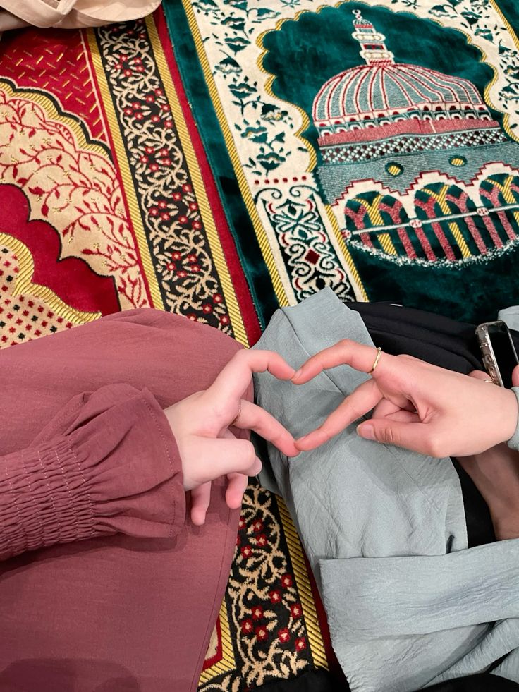 স্বামী স্ত্রীর সম্পর্কটা এমন একটা সম্পর্ক যেখানে ভাঙ্গলে শয়তান খুশি হয় আর জোড়া লাগলে আল্লাহ খুশি হয়❤️‍🩹🥀