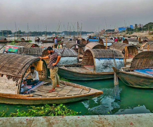 ঘাটেই শুরু হয় নদী-পারের মানুষের দিনের লড়াই। বন্দরখেয়াঘাট, নারায়ণগঞ্জ, বাংলাদেশ।