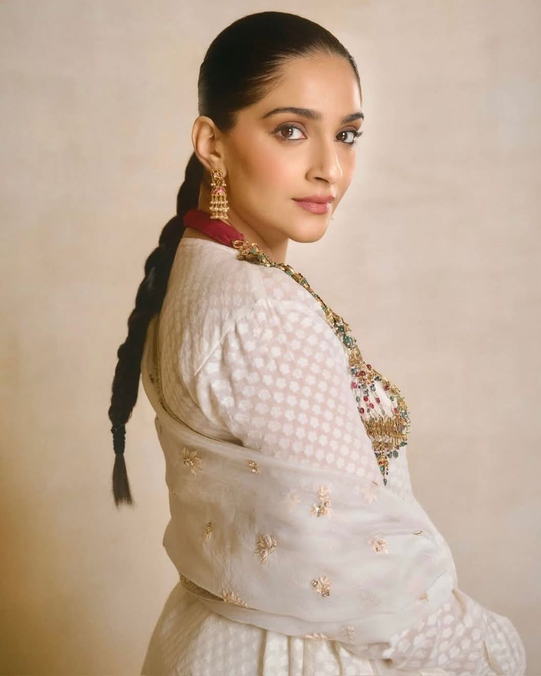 Sonam Kapoor - Bollywood Beautiful Actor - Bollywood Hot Actor - Indian Female Actor Photo - Indian Girl Photo - Sonam Kapoor Photo