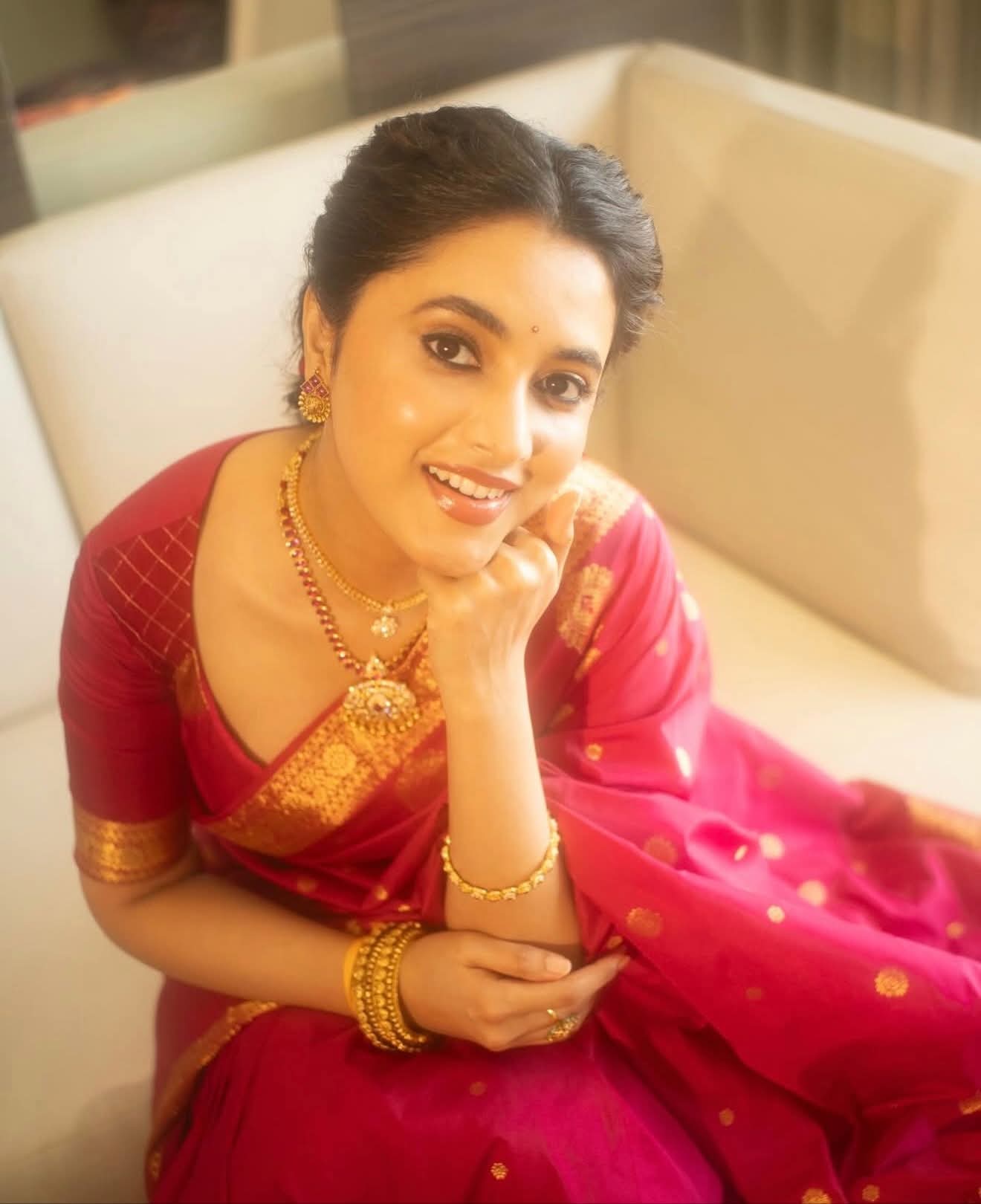 Priyanka Mohan - Indian Saree Sondori - Indian Saree Beauty - Indian Blouse Design - Indian Girl Photo - Red Saree Blouse Lover - Indian Saree Model - Indian Blouse Style - Indian Woman Photo - Indian Saree Blouse Lover - Indian Saree Fashion