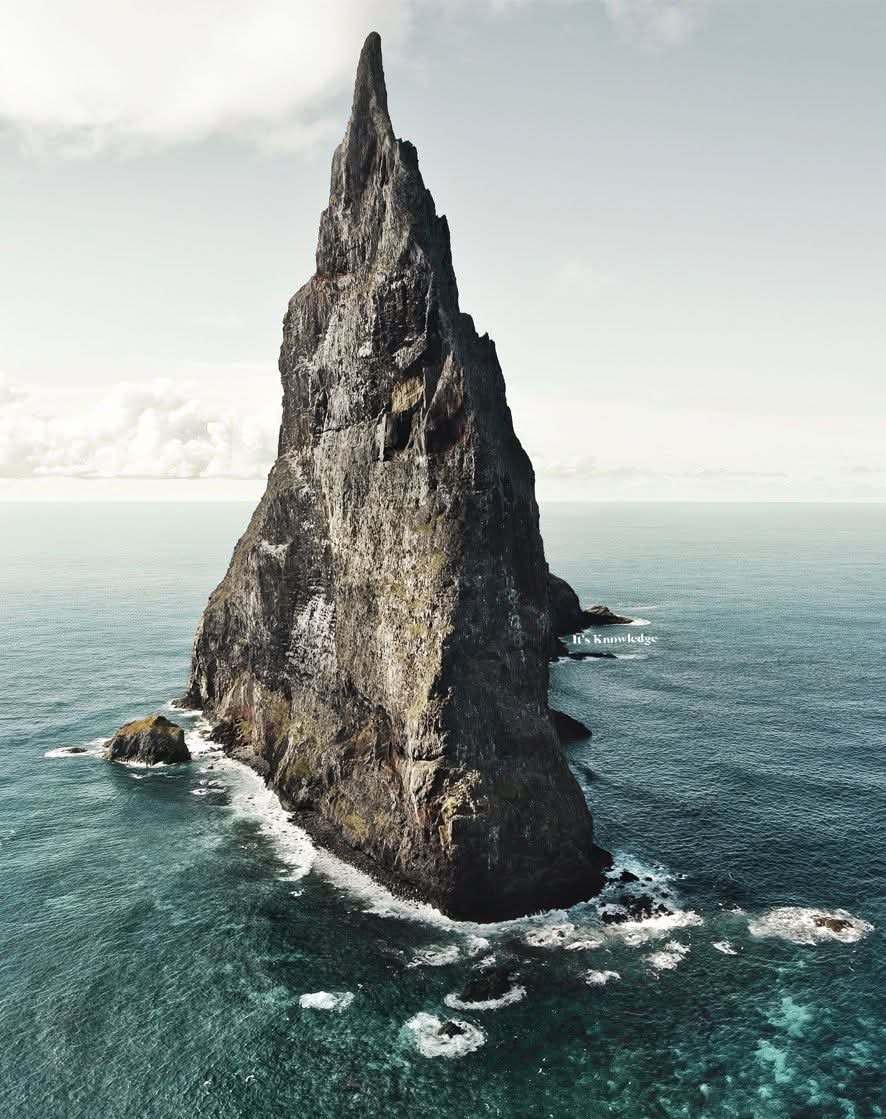 প্রশান্ত সাগরের মাঝখানে ১৮৪৫ ফুট উচু এই চূড়াটি। দেখতে অবাস্তব মনে হলেও এটি বাস্তবে বিদ্যমান।  এটিকে বল'স পিরামিড বলা হয় এবং এটি বিশ্বের বৃহত্তম সমুদ্রের স্তুপ।