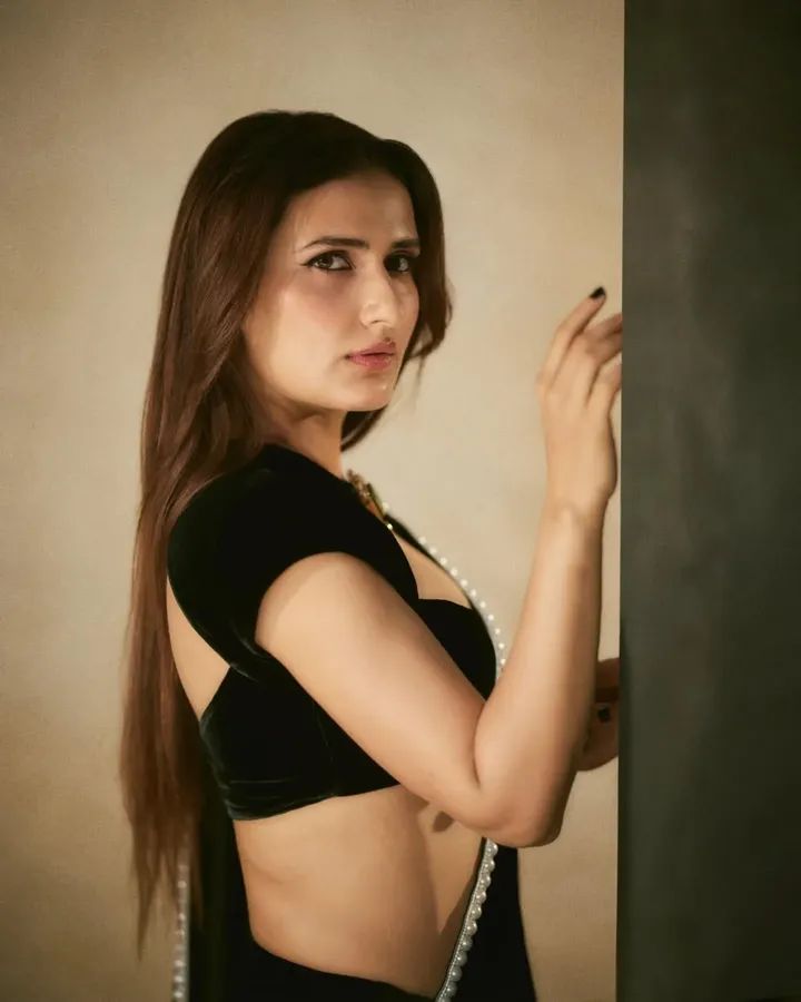 Fatima Sana Shaikh - Indian Saree Model - Indian Black Saree Look - Indian Film Fare Fashion - Indian Girl Photo - Indian Actor Beauty - Indian Saree Sondori - Indian Saree River
