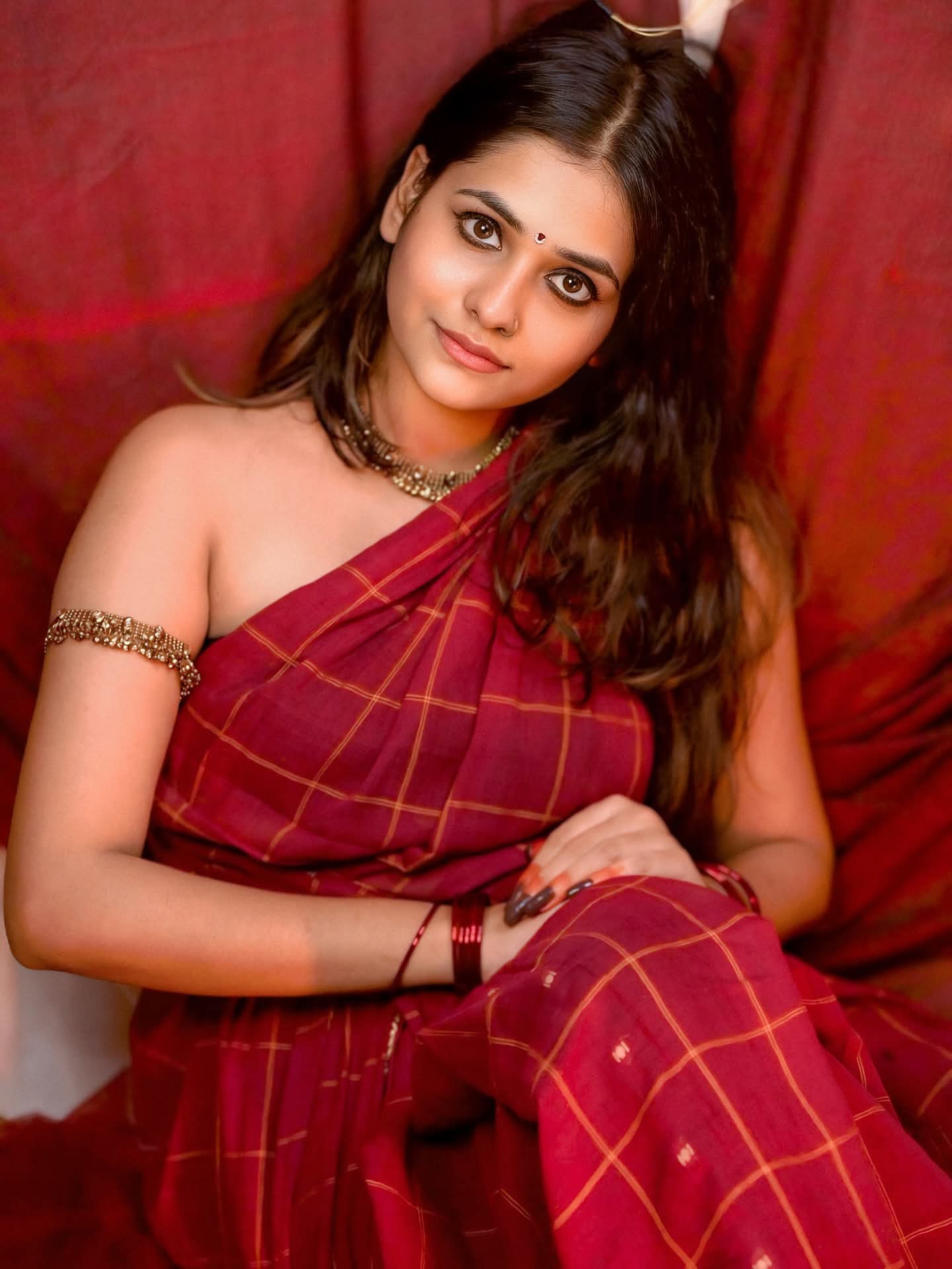 Shivani Gupta - Kolkata Saree Model - Kolkata Saree Beauty - Backless Blouse Beauty - Blouseless Saree Beauty - Red Saree Blouse Lover - Kolkata Hot Leady Photo - Kolkata Saree Sondori - Kolkata Saree Style - Kolkata Saree River