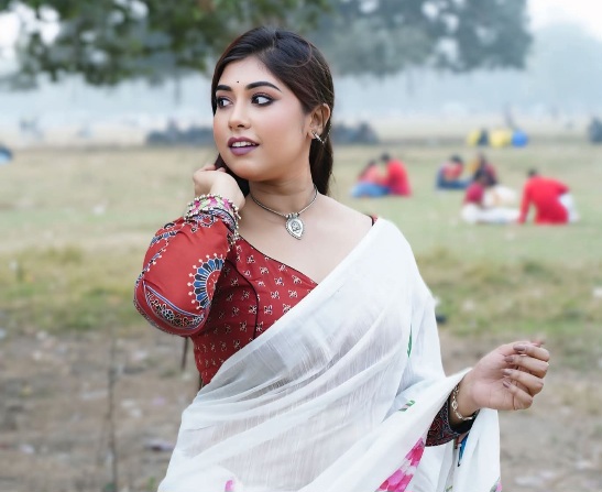 Shreya Das - Indian Saree Sondori - Indian Saree Beauty - Indian Saree Model - Red Blouse Beauty - Indian Woman Photo - White Saree Beauty - Indian Saree Blouse Lover