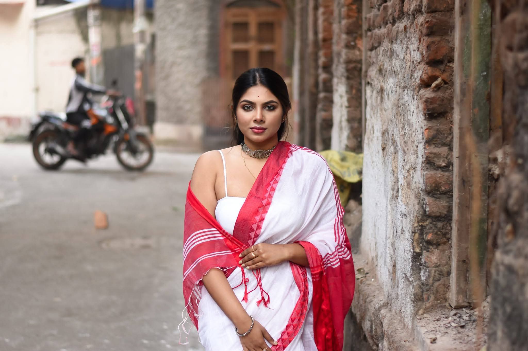 Arpita Saha - West Bengal Saree Beauty - West Bengal Saree Sondori - West Bengal Hot Saree Model - West Bengal Blouse Style - White Saree Blouse Lover - West Bengal Girl Photo - West Bengal Saree River