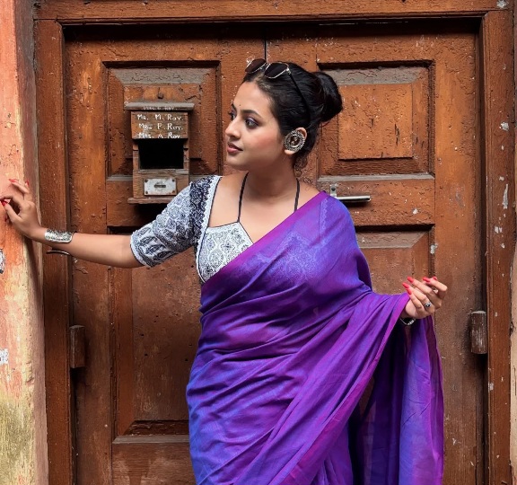 Aastha Ghosh - Indian Saree Beauty - Indian Saree Sondori - Indian Blouse Design - Indian Blouse Style - Indian Blouse Fashion - Indian Saree Fashion - Indian Saree Blouse Lover - Indian Hot Saree Model