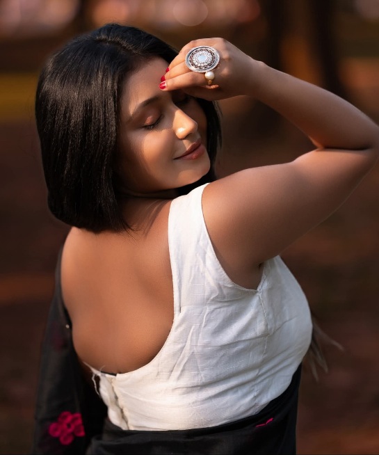 Rupam Dawn - Indian Saree Blouse Model - Indian Blouse Design - Indian Blouse Fashion - Indian Backless Blouse Fashion - Indian Woman Photo - White Blouse Lover - Indian Blouse Style