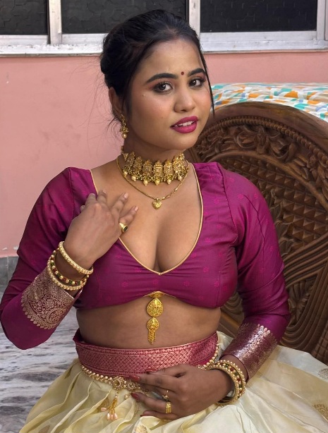 Payel Mondal - Kolkata Saree Blouse Model - Kolkata Blouse Design - Kolkata Blouse Fashion - Kolkata Hot Leady Photo - Kolkata Backless Blouse Fashion - Kolkata Woman Photo - Red Blouse Lover - Kolkata Blouse Style