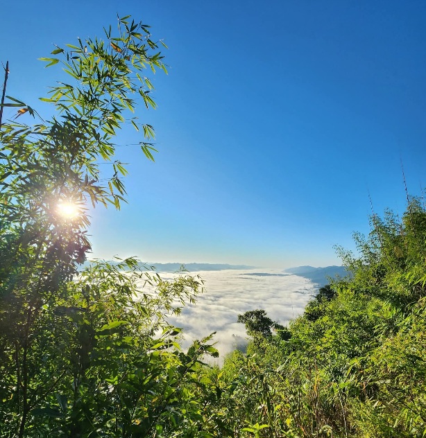 মেঘে ছাওয়া পাহাড়, রোদের হাসি, সকালের শান্তি একেবারে আলাদা।