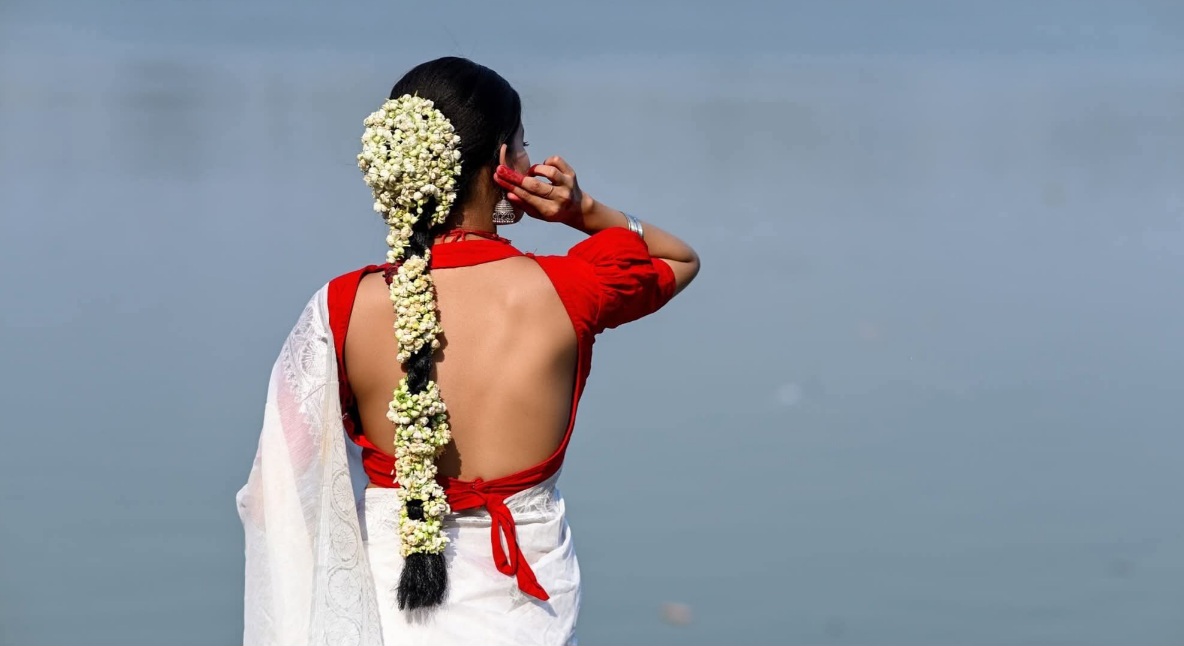 Suravi Das - Indian Saree Blouse Model - Indian Backless Blouse Design - Indian Blouse Fashion - White Saree Beauty - Red Blouse Beauty - Indian Backless Blouse Fashion - Indian Hot Girl Photo - Indian Blouse Style