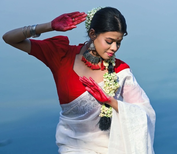 Suravi Das - West Bengal Saree Blouse Model - West Bengal Backless Blouse Design - West Bengal Blouse Fashion - White Saree Beauty - Red Blouse Beauty - West Bengal Backless Blouse Fashion - West Bengal Hot Girl Photo - West Bengal Blouse Style