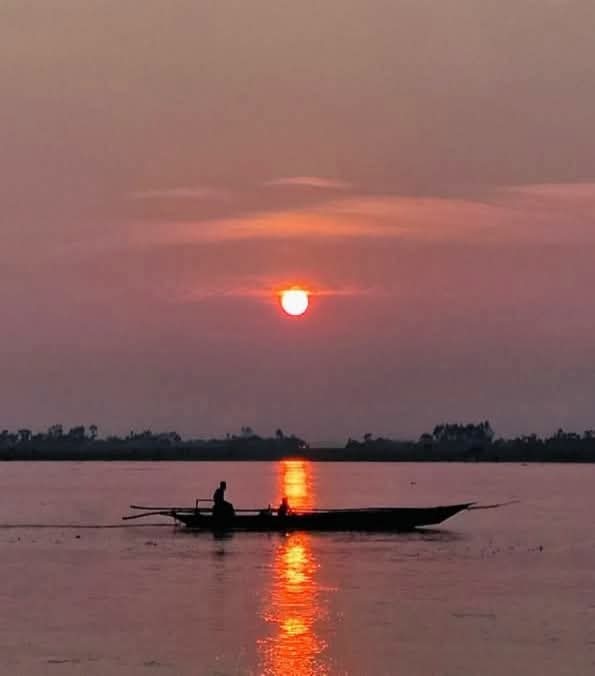 হাওরে যখন সূর্যাস্ত হয়!🤗
অদ্ভুত এক রঙ ধারণ করে চারপাশটা।❤️