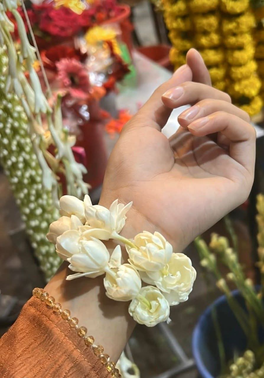 মেয়েরা মাঝে মাঝে নিজেকে, নিজেই খুশি করবা একটা বেলি ফুলের মালা দিয়ে, তোমার খুশির কথা অন্য কারোর ভাবার সময় নাও থাকতে পারে।