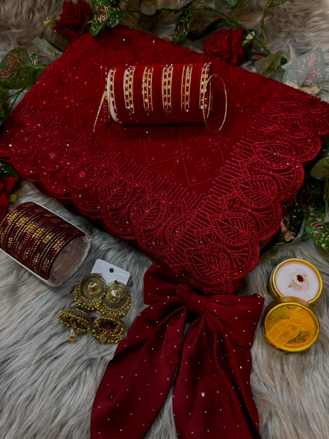 প্রতিটা মেয়ের স্বপ্ন থাকে তার প্রিয়-মানুষ থেকে এমন একটা কম্বো উপহার পাওয়ার।😇