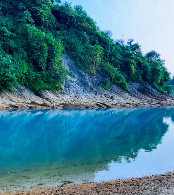 সিলেটের লালাখালের নীলরঙের পানি দেখে দারুণ হতবাক। লালাখালের সুন্দর ছবি। সিলেটের সুন্দর ছবি।