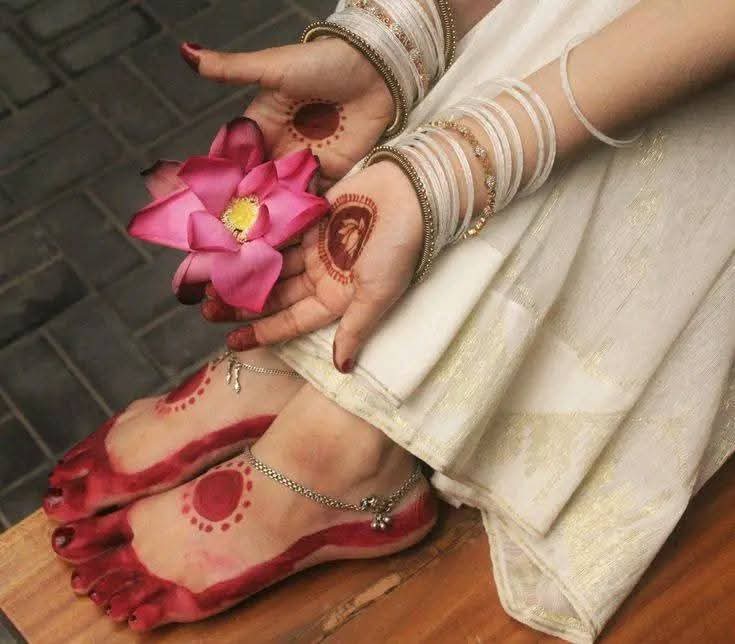 ৯০ দশকের সাজে আবার ফিরে যেতে মন চায় সবসময়।🤎
