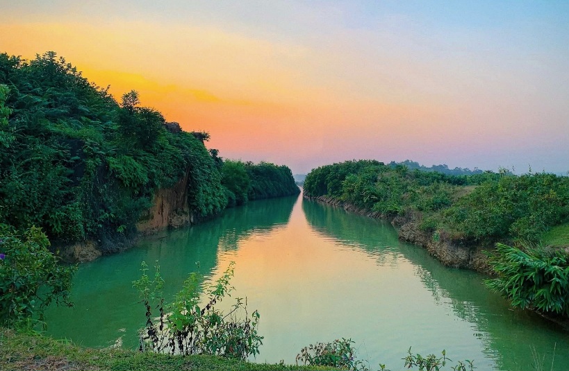 নেত্রকোনার বিজয়পুরে চমৎকার চিনামাটির পাহাড় ও লেইক দেখে দারুণ সুন্দর।❤️