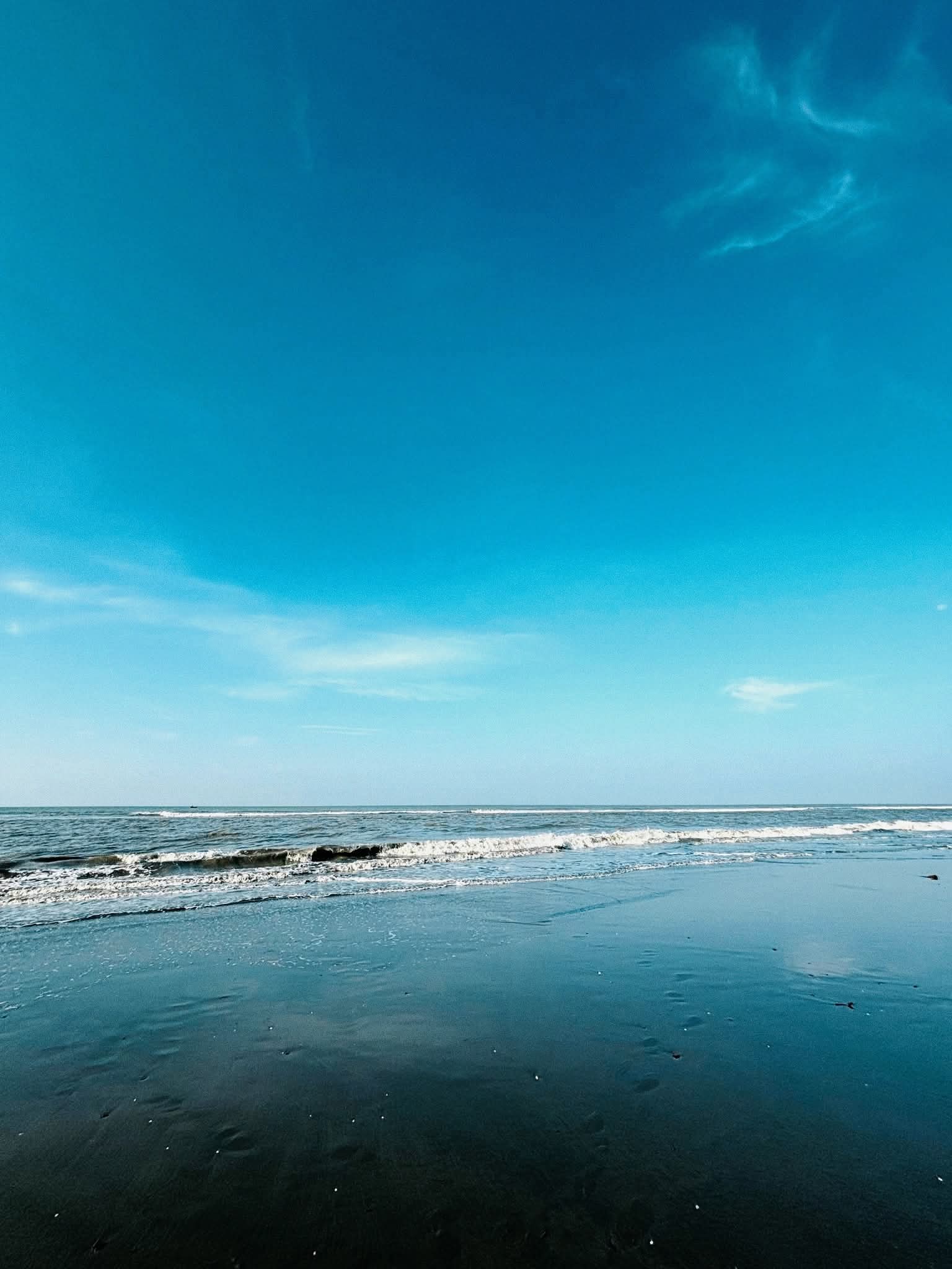 সোনাদিয়া দ্বীপের সমুদ্রসৈকতের দারুণ সব ভিউ দেখে মুগ্ধতার রেশ কাটে না।❤️