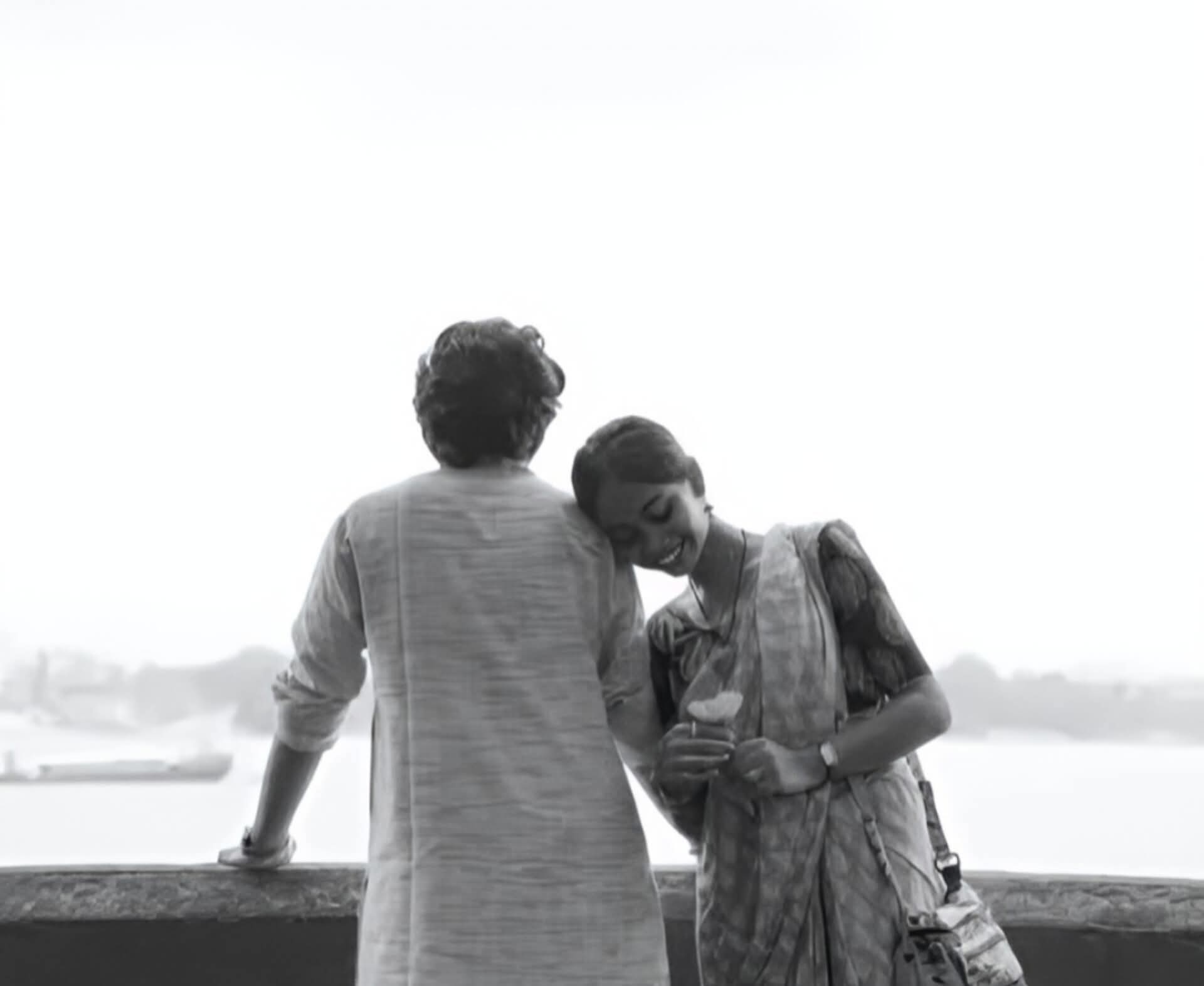 একটা বিশ্বস্ত কাঁধ ভীষণ প্রয়োজন,
যেখানে ক্লান্ত মনটা নিশ্চিন্তে একটু ভর দিতে পারে।🖤🌸