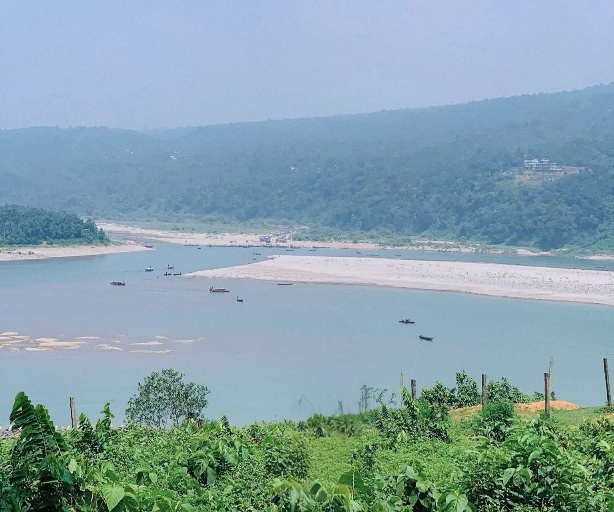 জাফলংয়ে পিয়াইন নদীর মনোরম দৃশ্য।❤️