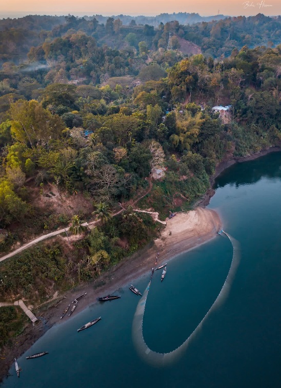 শান্ত জল, নিস্তব্ধ পাহাড়, আর এক জাল স্বপ্ন। কাপ্তাই, সিলেট, বাংলাদেশ।🇧🇩