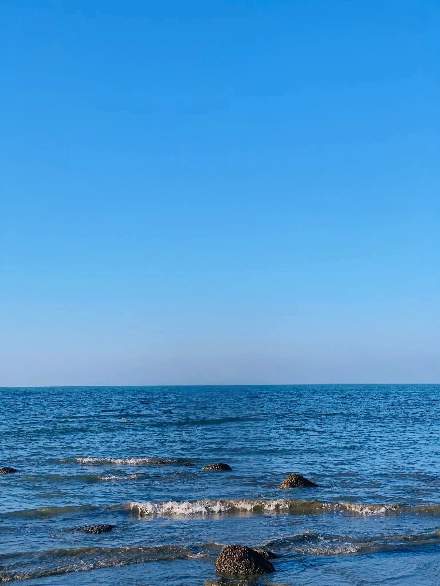সেন্টমার্টিনের এই নীল জলরাশির সুন্দর দৃশ্য।
