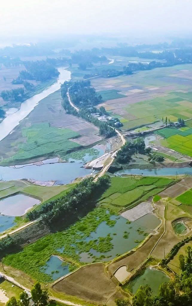নদীর বাঁকে বাঁকে সাজানো সবুজের গালিচা—এমন শান্তির ঠিকানা গ্রাম ছাড়া আর কোথায় খুঁজে পাওয়া যায়? 🌿🏡❤️