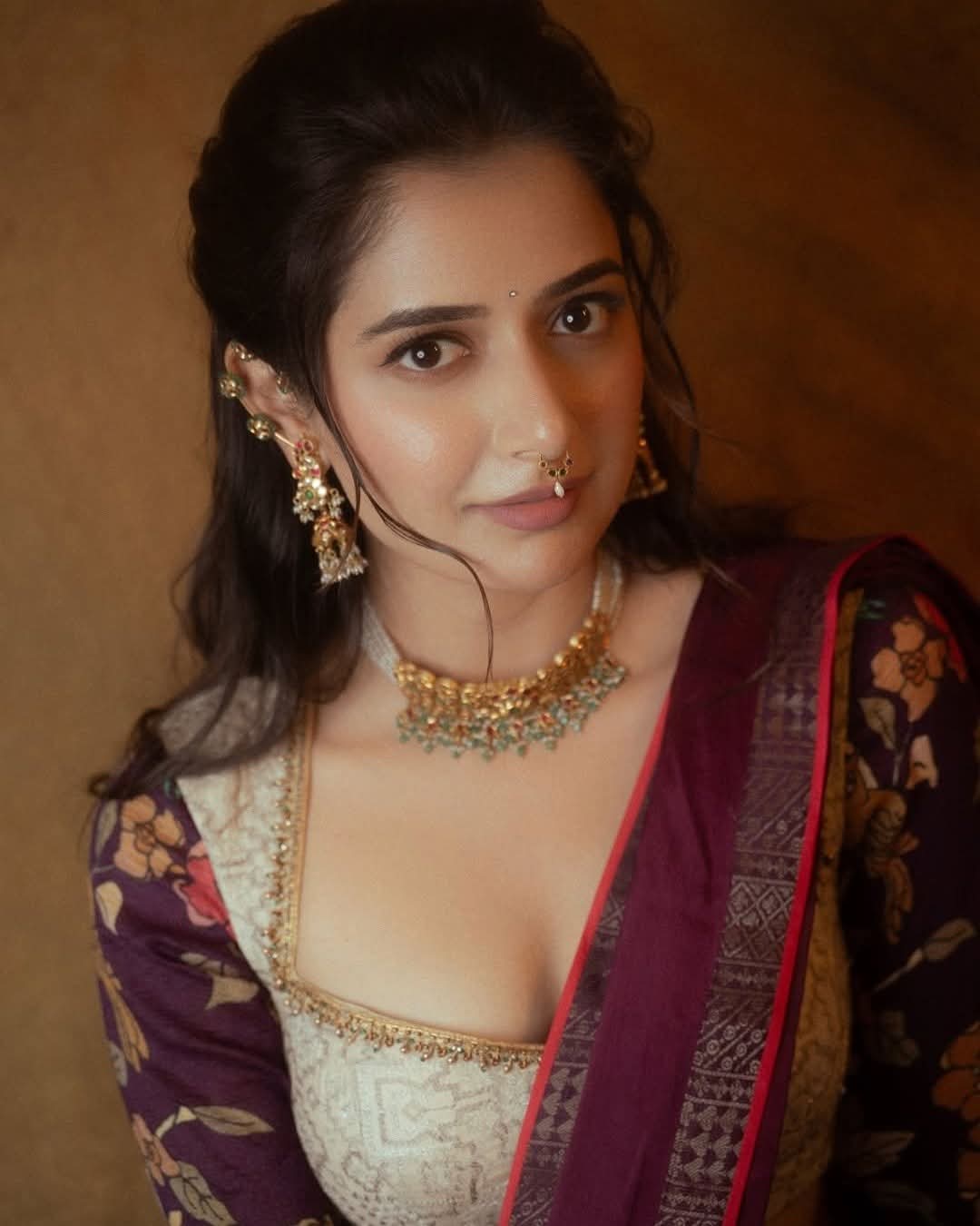 Ashika Ranganath - Telugu Saree Blouse Fashion - Telugu Saree Beauty - Kolkata Saree Sondori - Telugu Saree Shoot - Telugu Saree Blouse Look - Telugu Saree Blouse Style - Telugu Hot Leady Photo - Telugu Saree Blouse Photoshoot - Telugu Saree Model - Telugu Saree River - Telugu Saree Look
#AshikaRanganath #SareeStyle #SareeFashion #SareeLover #SareeShoot