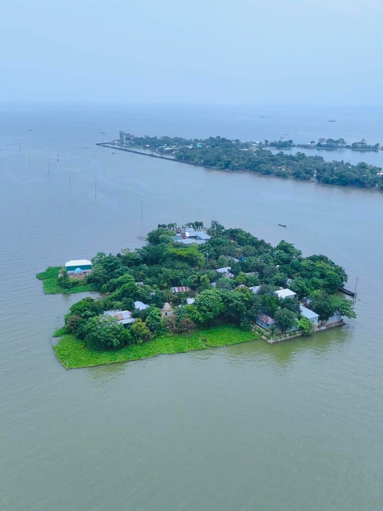 বাংলাদেশের হাওড় অঞ্চলের ভাসমান বাড়ি ঘরের সুন্দর দৃশ্য।