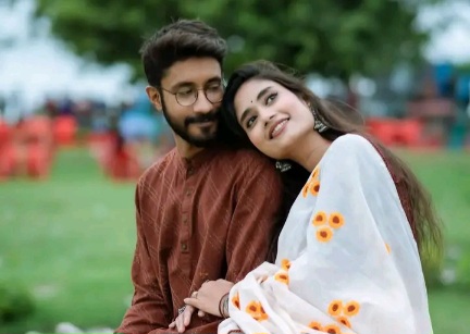 মাথা রাখার জন্য একটা বিশ্বস্ত কাধ পাওয়াও, এক ধরনের রিজিক!😌🌸