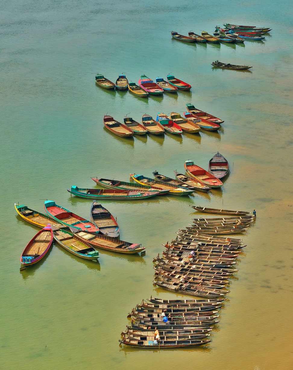 জাদুকাটা নদীর সুন্দর দৃশ্য। নদীতে সারি সারি নৌকা রাখার সুন্দর দৃশ্য। 🇧🇩