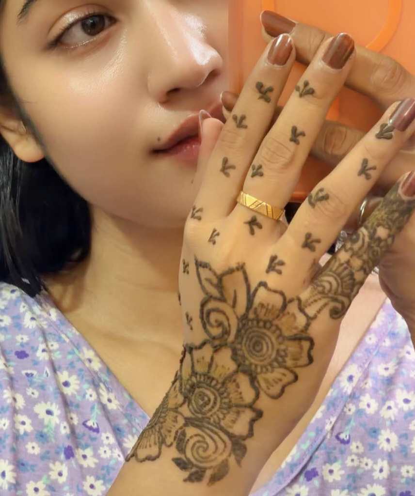 মেহেদী দেয়া আর আয়নায় ছবি তোলা সবচেয়ে বেশি প্রিয়।🌸
#love #foryoupageシ