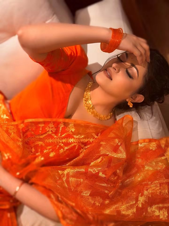Pori Moni is a Bangladeshi beautiful ladies actor and model, Pori Moni hot photo. Pori Moni hot saree blouse wearing style.