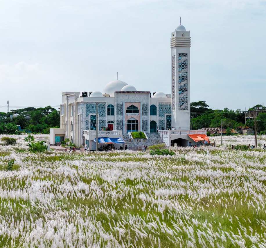 প্রকৃতির সৌন্দর্যে ঘেরা আল্লাহর ঘর।
ছয়বাড়িয়া মডেল মসজিদ, ব্রাহ্মণবাড়িয়া, বাংলাদেশ।