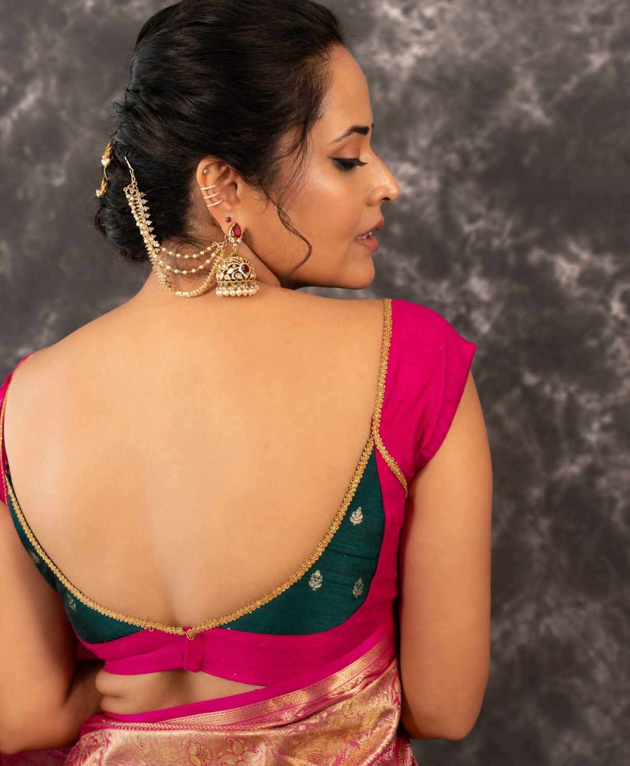 Anasuya Bharadwaj - Bollywood Saree Blouse Beauty - Bollywood Hot Saree Blouse Model - Bollywood Saree Blouse Lover - Bollywood Saree Blouse Style - Anasuya Bharadwaj Hot Photo - Bollywood Saree Blouse Shoot - Bollywood Saree Blouse Fashion - Bollywood Saree Blouse Design - Bollywood Saree Blouse Sondori - Bollywood Backless Saree Blouse Photoshoot
#Anasuya Bharadwaj #SareeFashion #Saree #Blouse #SareeStyle