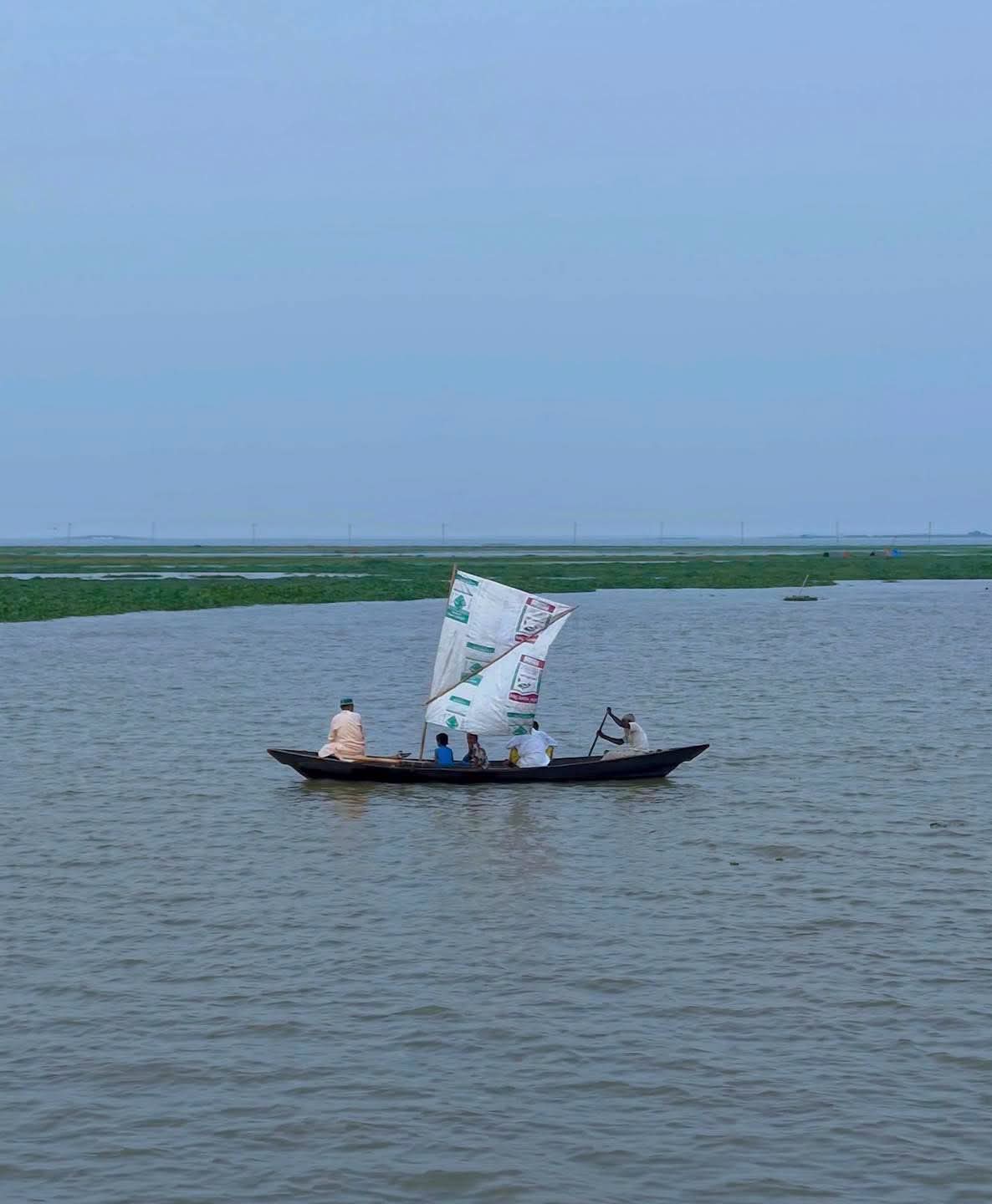 হারিয়ে যেতে বসা হাওরের সেই পালতোলা নৌকা⛵