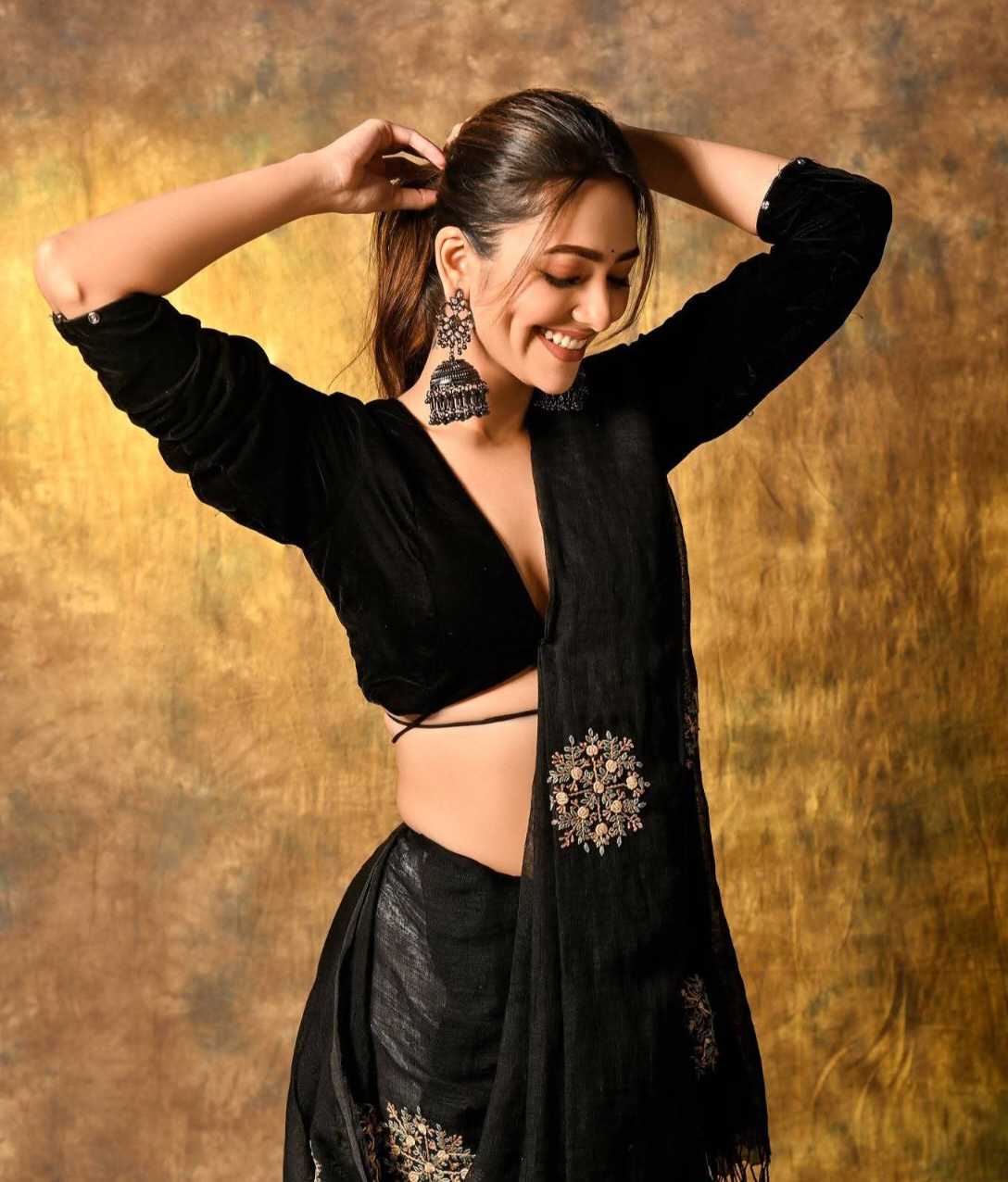 Susmita Chatterjee is Indian Kolkata Actress & Model - Susmita Chatterjee Hot Photo - Indian Girl Hot Photo - Indian Black Saree Fashion - Indian Saree Photoshoot - Indian Saree Model

#SusmitaChatterjee #SusmitaFandom #VersatileActress #IndianActress