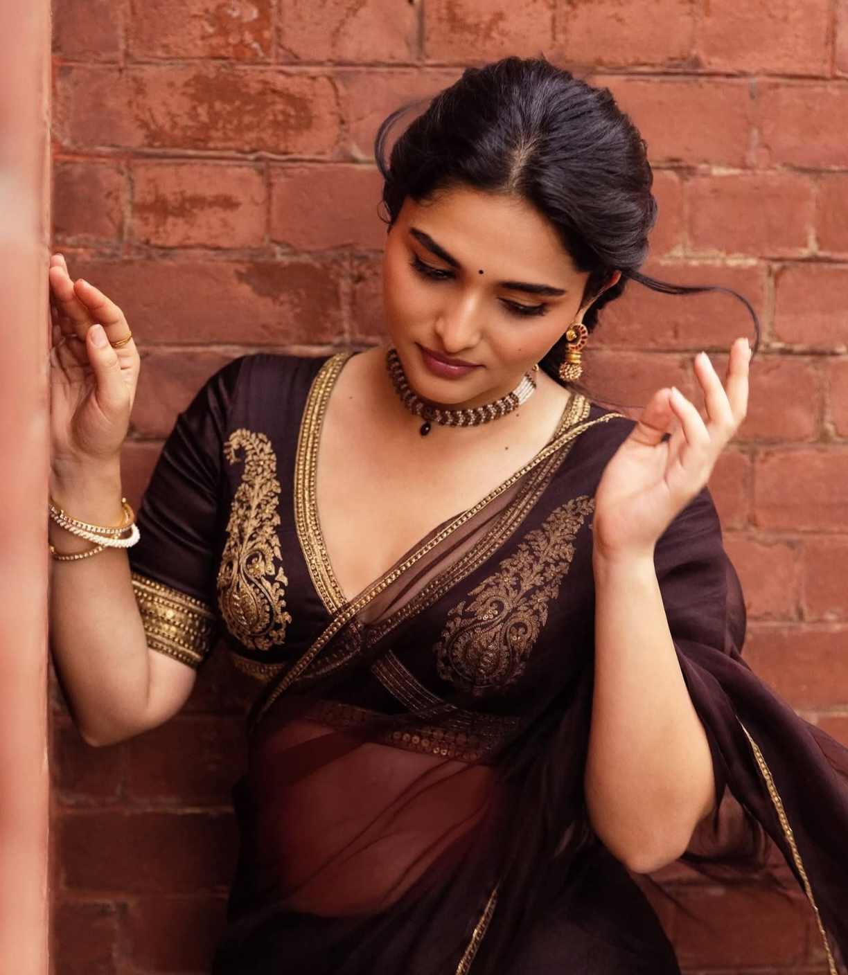 Kayadu Lohar - Indian Saree Photoshoot - Indian Saree Fashion - Kayadu Lohar Hot Photo - Indian Saree Blouse Designs - Indian Saree Style - Indian Saree Lover