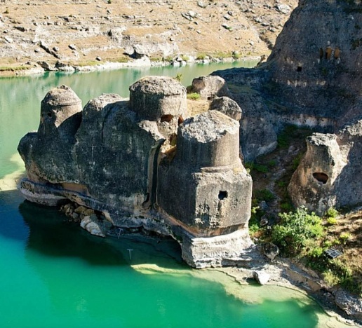 Eğil Castle rises above the Tigris River in southeastern Türkiye