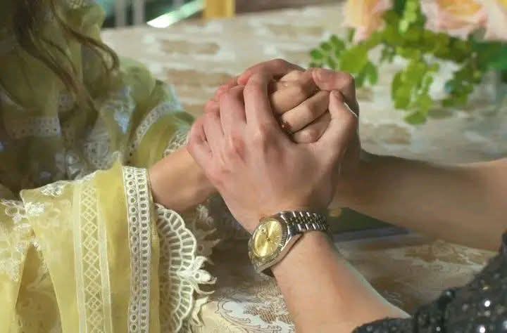 মেয়েরা আসলে একটা বিশ্বস্ত হাত চায় যে হাত কেন তারা কোনো দিন ছেড়ে দিতে চায় না?