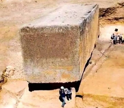 পিরামিডে ব্যবহৃত প্রায় দুই মিলিয়ন পাথরের মধ্যে একটি পাথরের ব্লকটি! 